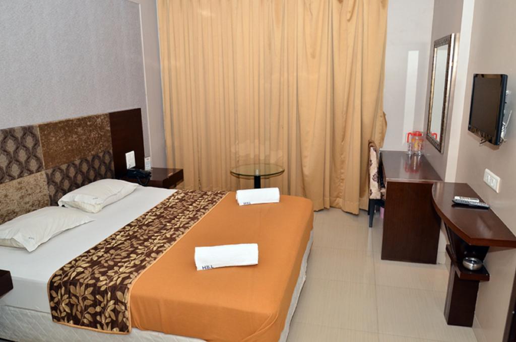 Hotel Blue Lagoon Daman Room photo